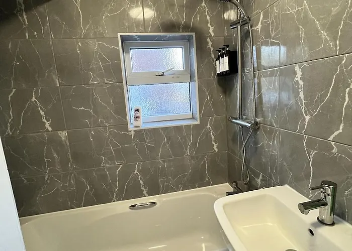 Two Bedroom Flat Apartment *