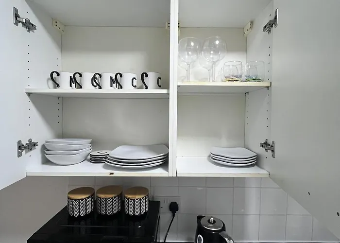 Two Bedroom Flat Apartment *